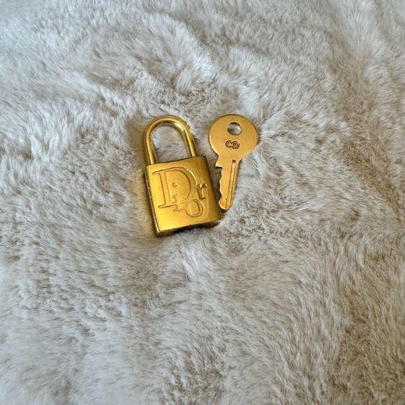 RARE DIOR LOCK AND KEY ๐ IN BEAUTIFUL GOLD CONDITION.๐ - Picture 2 of 3